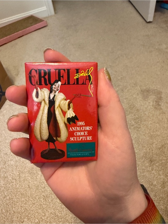 Disney Other - Cruella DeVil 1995 Animators' Choice Sculpture pin - Red